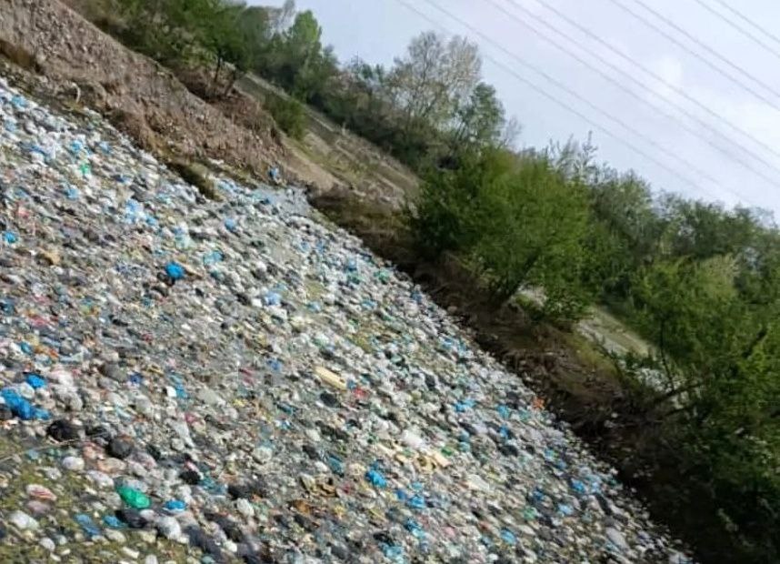 شهردار کلاچای به اتهام دفن غیر بهداشتی پسماند شخصا به جمع آوری زباله‌های شهر محکوم شد